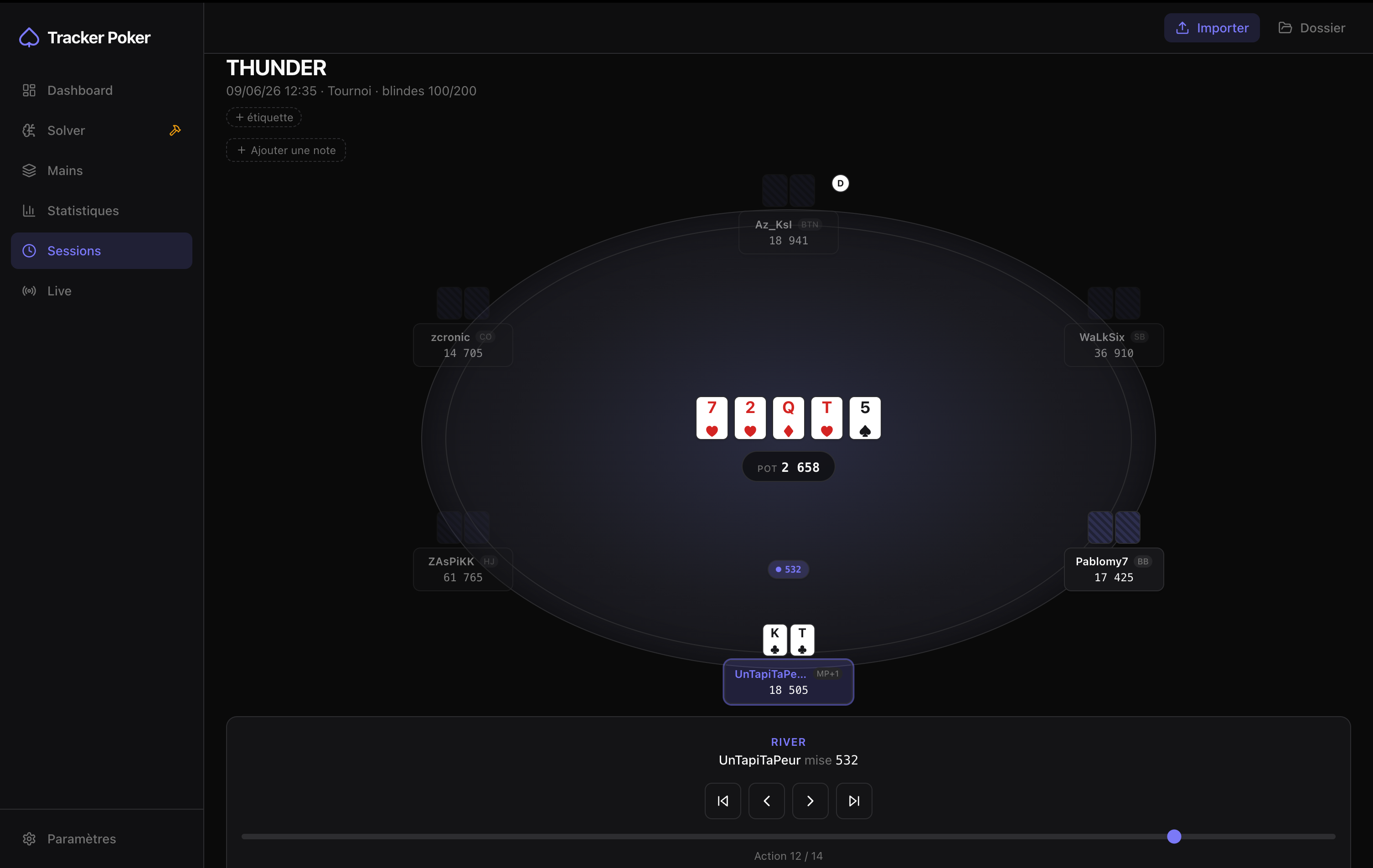 Replayer de main : table de poker avec stacks, pot et actions